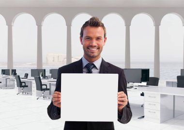 İşadamı elinde boş bir kart tutuyor.