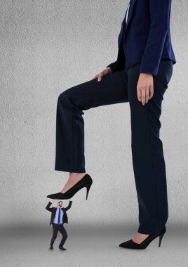 işkadını üzerinde küçük iş adamı adım çalışıyor