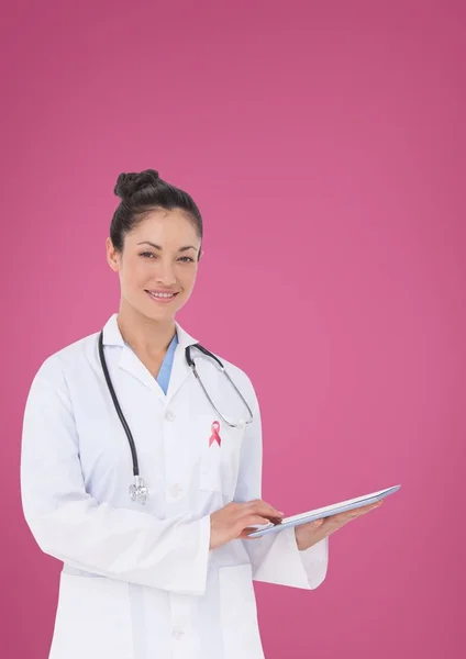 Läkare med breast cancer awareness ribbon — Stockfoto