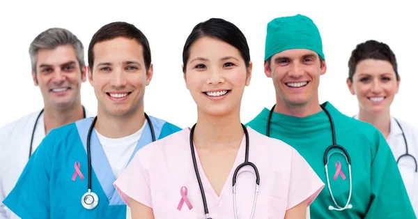 Médicos con cinta de conocimiento de cáncer de mama —  Fotos de Stock