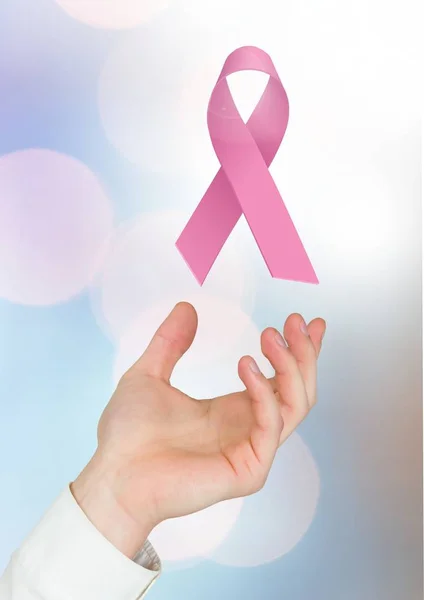Mano abierta con cinta rosa para el cáncer de mama — Foto de Stock