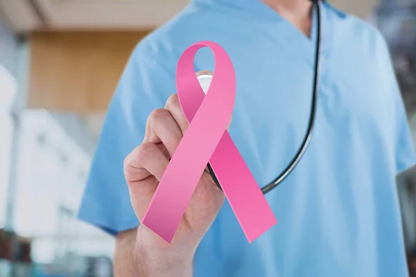 Lekarz z wstążki świadomości raka piersi — Zdjęcie stockowe