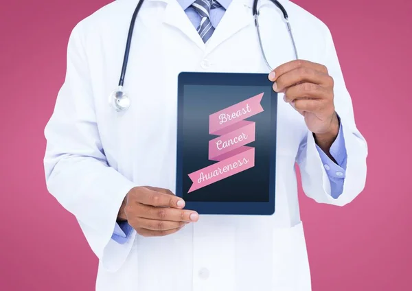Läkare som innehar en surfplatta med en bröstcancer — Stockfoto