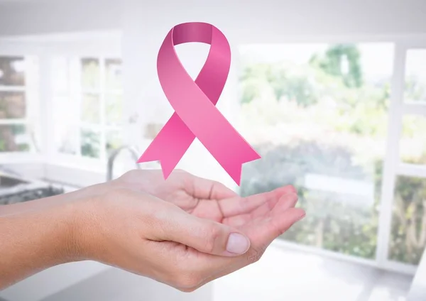 Manos abiertas con cinta rosa para el cáncer de mama — Foto de Stock