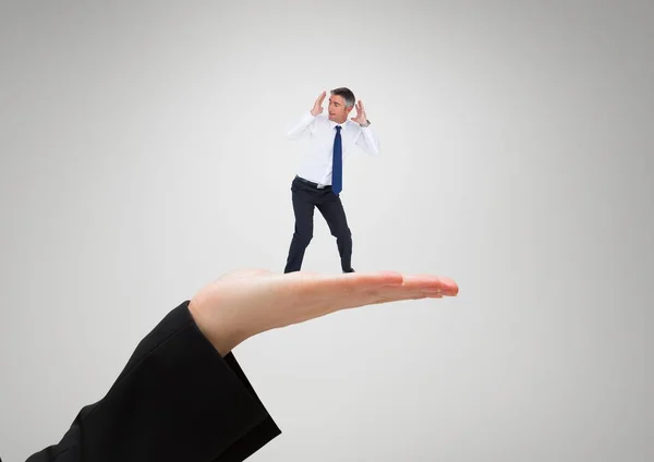 Kleiner Mann steht auf der großen Hand — Stockfoto