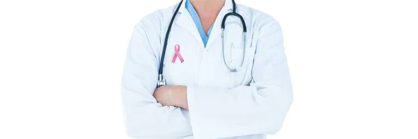 Läkare med breast cancer awareness ribbon — Stockfoto