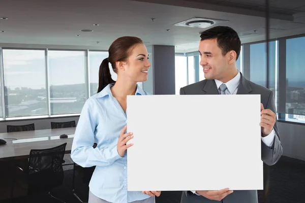 Gente de negocios con tarjeta en blanco en la oficina — Foto de Stock