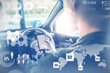  telefonunda GPS vasıl görünen adam