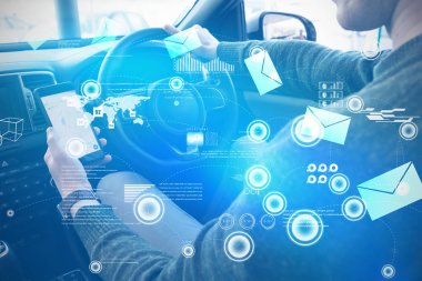 telefonunda GPS vasıl görünen adam