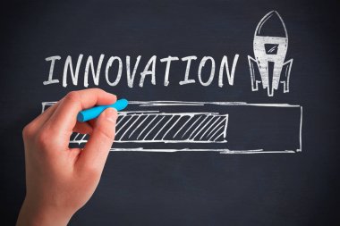 Mavi tebeşir tutan el