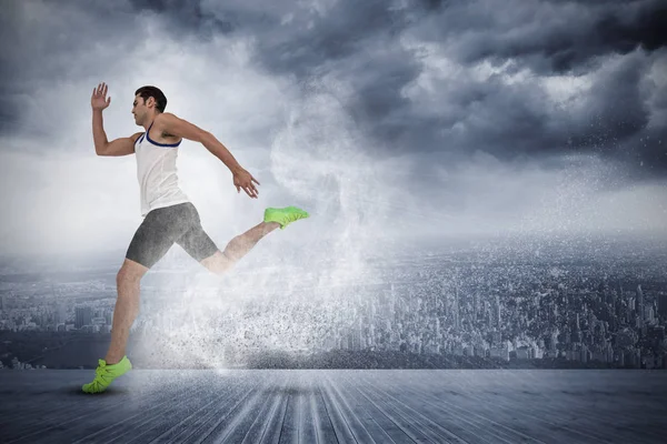 Спортсмен, бегущий от пыли — стоковое фото