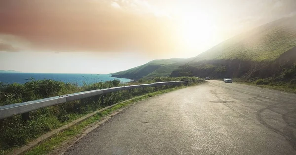 Straße über das Meer an sonnigen Tagen — Stockfoto