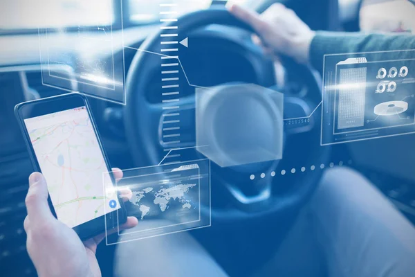  telefonunda GPS vasıl görünen adam