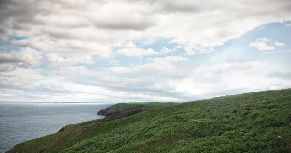 Живописный вид на холм с моря — стоковое фото