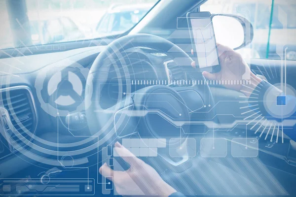 Hombre sosteniendo teléfono inteligente en su coche — Foto de Stock