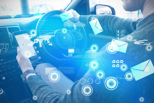 telefonunda GPS vasıl görünen adam