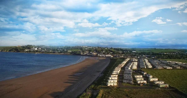 Scenic beach in town — Stock Photo, Image