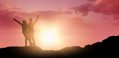 Kaldırdı elleriyle Çift 