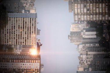 tablet bilgisayar kullanarak iş kadını