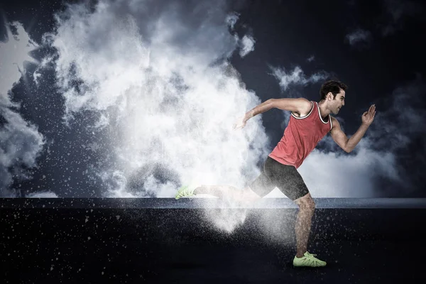 Atleta masculino confiante correndo — Fotografia de Stock