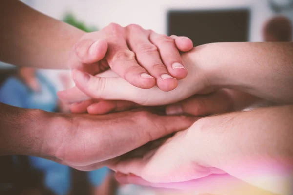 Menschen, die Hände stapeln — Stockfoto