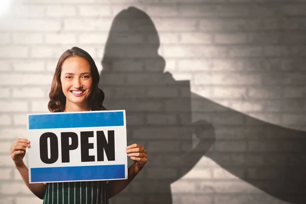 Vrouwelijke eigenaar met open teken — Stockfoto