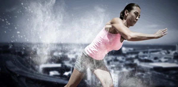 Μια αθλητική γυναίκα αρχίζει να τρέχει — Φωτογραφία Αρχείου