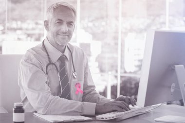 Doktor bilgisayar üzerinde çalışıyor.