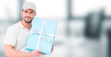 Teslimatçı mavi hediye ile 