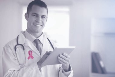 Doktor onun tablet ile gülümseyen