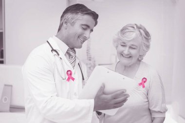 Doktor ve hasta raporları tartışıyor