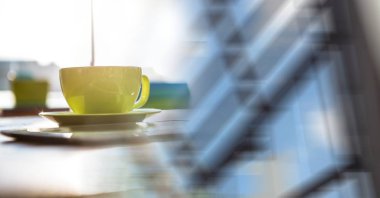 Yeşil kahve fincanı üstünde okul sırası 