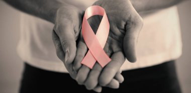 Pembe kurdele tutan kadın orta bölümünde