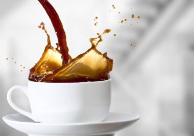 kahve beyaz bardağa dökülür varlık