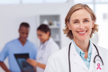 gülümseyen kadın doktor