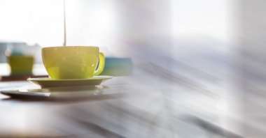 Yeşil kahve fincanı üstünde okul sırası