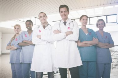 Doktorlar ve hemşireler silah ile geçti