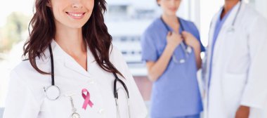 neşeli hemşire ayakta 