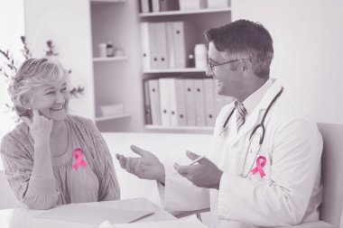 üst düzey hasta masada ile tartışırken doktor