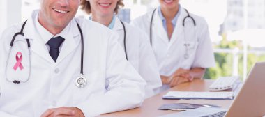 Doktorlar masasında gülümseyen