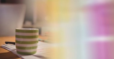 Yeşil ve beyaz kahve fincanı 