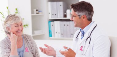 Doktor kıdemli hastayla konuşuyor.