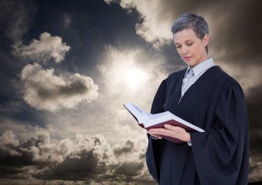 Kadın yargıç okuma 