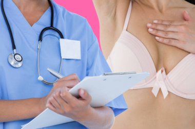 Doktor panoya yazı yazıyor. 