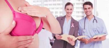 Kadın pembe sutyen meme incelenmesi 