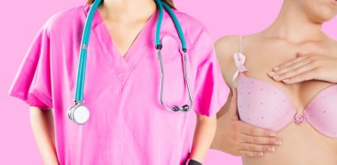  Hemşire stetoskop ile orta bölümünde