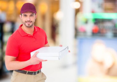 Teslimatçı pizza kutusu 