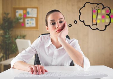 Sıkılmış iş kadını masada 