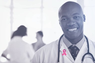 Doktor stetoskop ile ayakta 