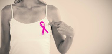 pembe kurdele işaret eden kadın